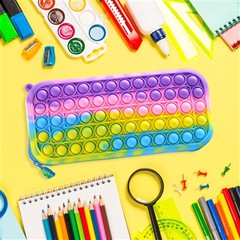 คุณสามารถใส่สิ่งเหล่านี้ลงในกล่องดินสอซิลิโคนได้อะไรบ้าง?